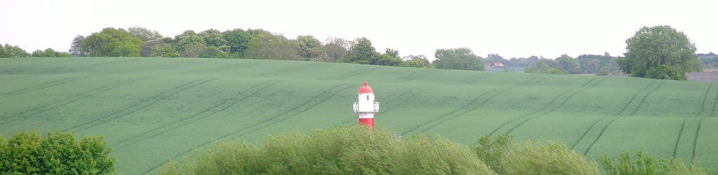 Leuchtturm auf einem Feld